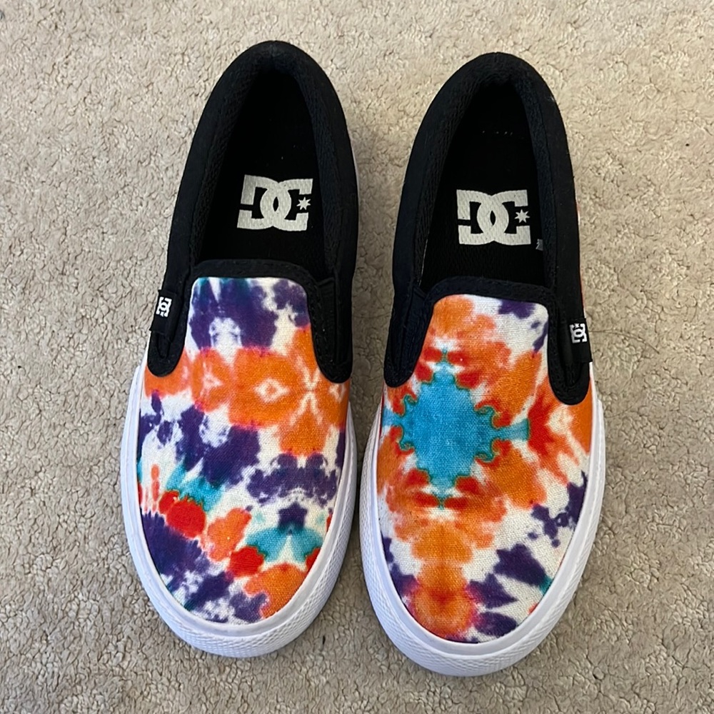 DC boys tie dye manual slip on NWOT